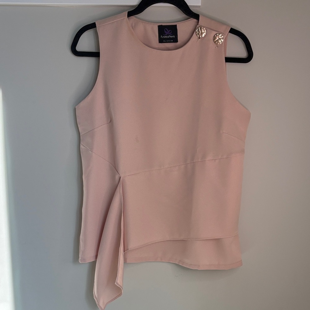 ❤️‍🔥3/$20 Elegant Blush Sleeveless Blouse with Button Accents❤️‍🔥